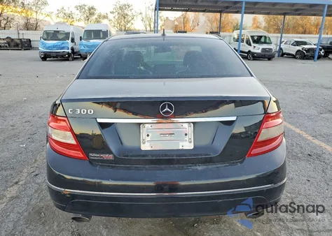 2010 Mercedes-Benz C 300 z USA, uszkodzony, nr VIN WDDGF5EB2AF476727